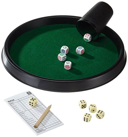 Set de dados con cubilete y tablero.