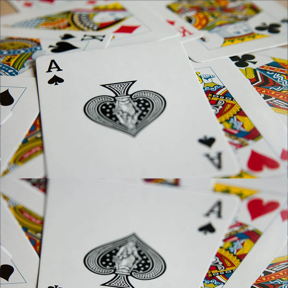 Compra barajas de cartas con distintos tipos de naipes