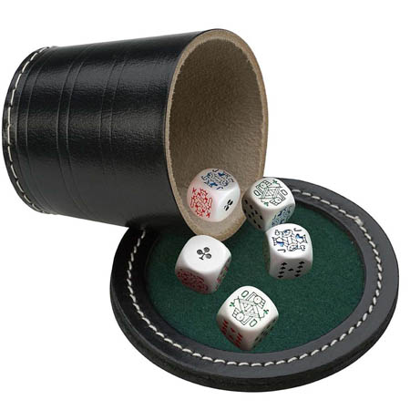 Juego dados poker con cubilete.